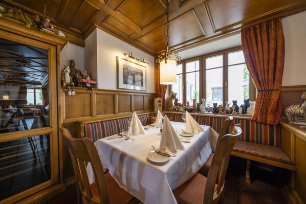 Breakfast, lunch, dinner served; al fresco dining