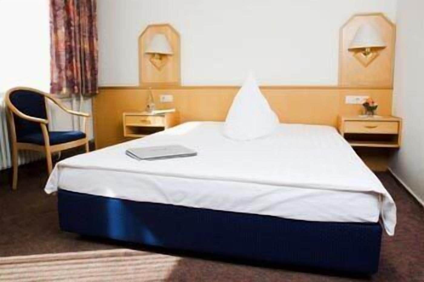 1 bedroom, individually decorated, individually furnished, desk