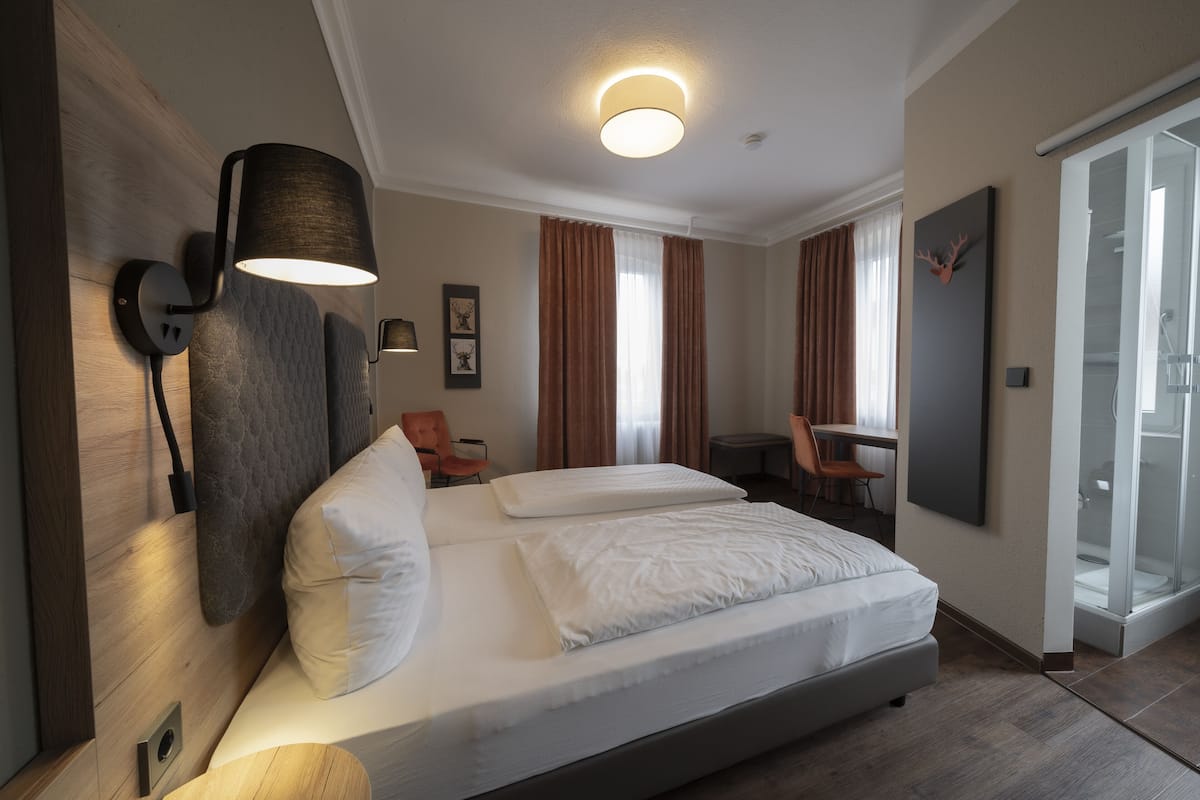 standard double room | 1 bedroom, individually decorated, individually furnished, desk