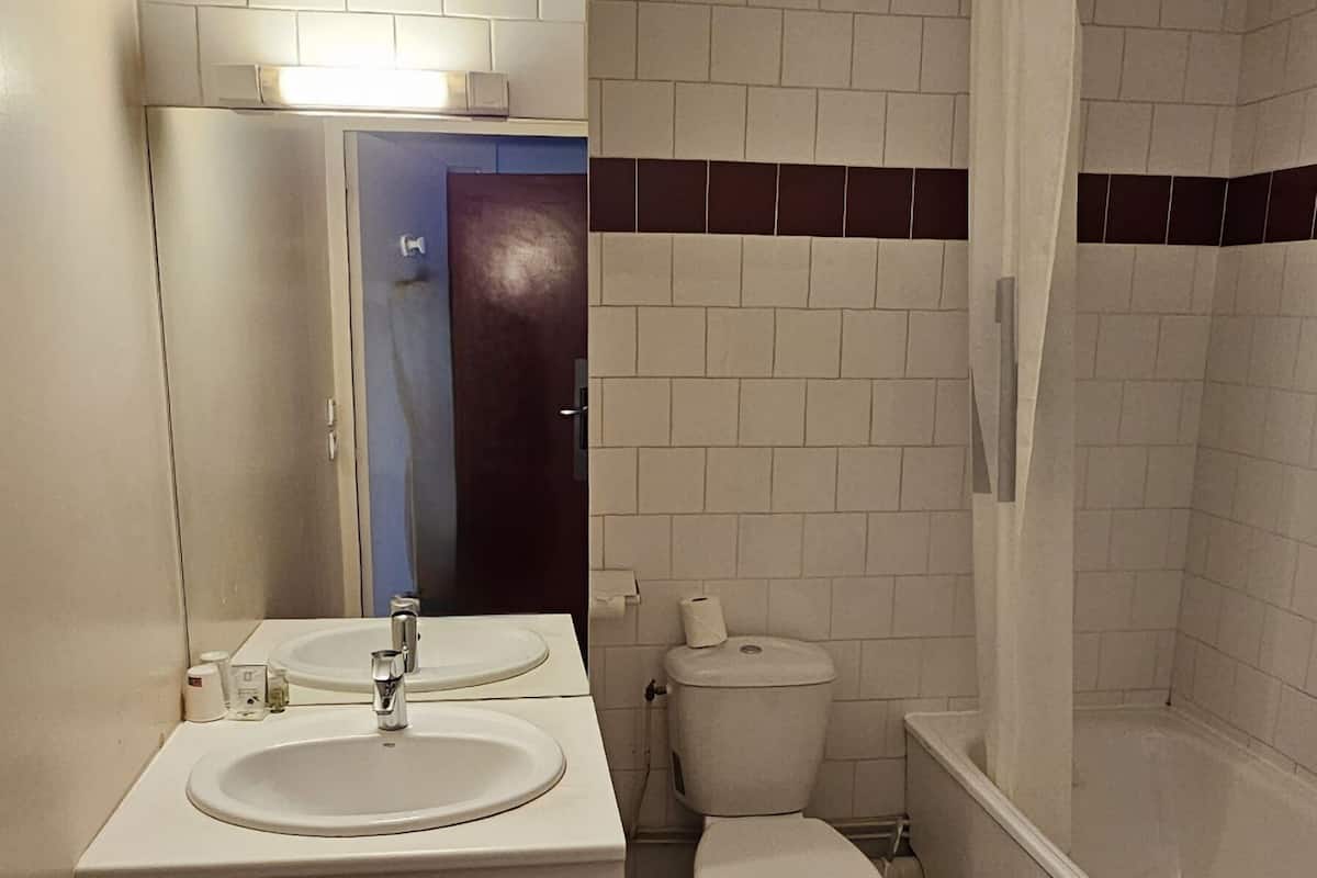 bathtub, free toiletries, hair dryer, towels