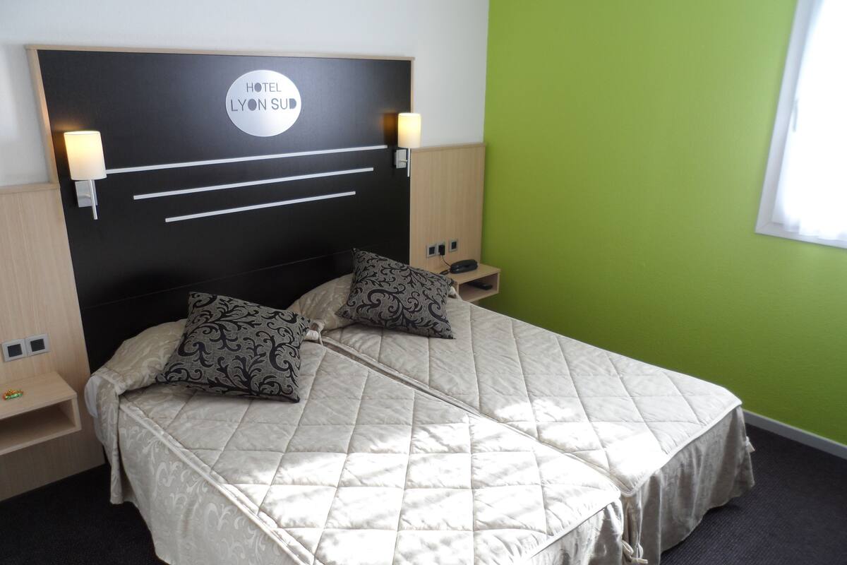 コンフォート ツインルーム | セーフティボックス (室内)、デスク、遮光カーテン、アイロン / アイロン台