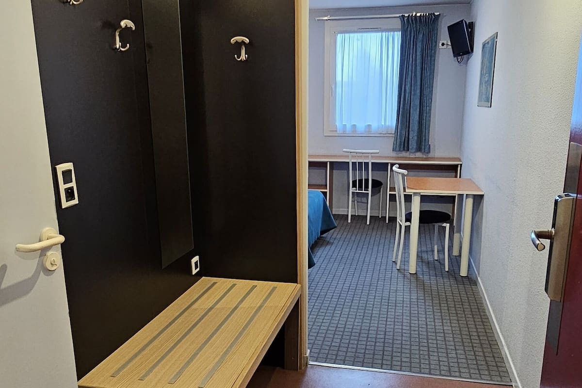 standard double room | 1 bedroom, in-room safe, desk, blackout curtains