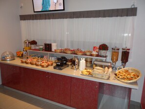 Petit déjeuner buffet servi en semaine (9.90 EUR par personne)