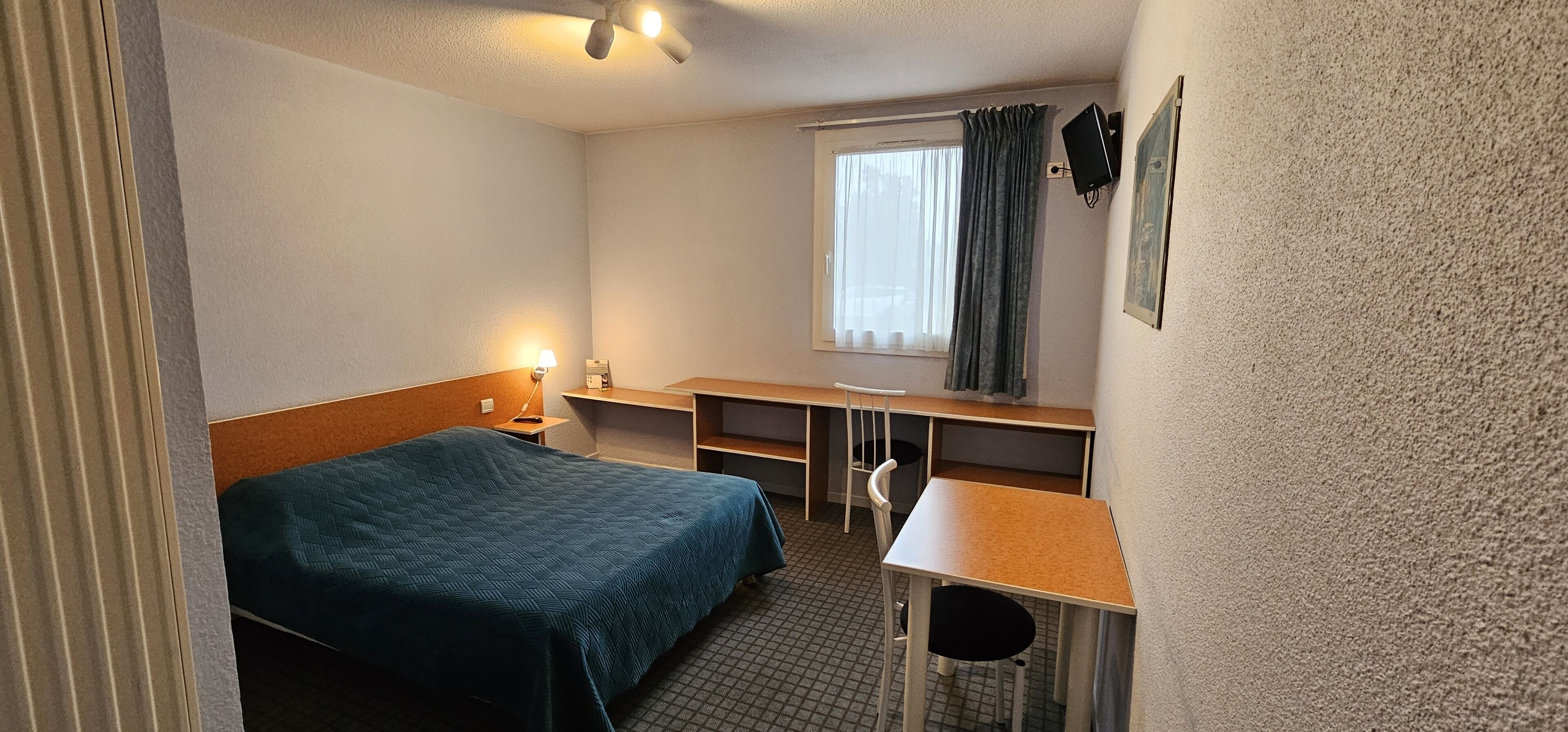 standard double room | 1 bedroom, in-room safe, desk, blackout curtains