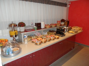 Café da manhã com buffet mediante uma taxa durante a semana