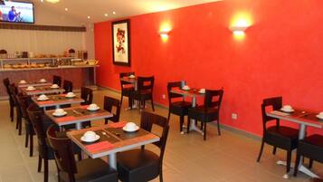 Ontbijtbuffet op werkdagen (EUR 9.90 per persoon)