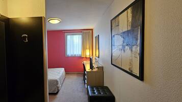 Comfort tweepersoonskamer | Een kluis op de kamer, een bureau, verduisterende gordijnen