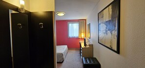 Comfort Double Room | In-room safe, desk, blackout drapes, iron/ironing board