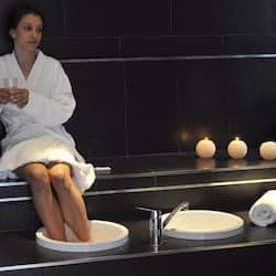 Un sauna, una bañera de hidromasaje, baño turco/hammam