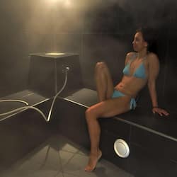 Un sauna, una bañera de hidromasaje, baño turco/hammam
