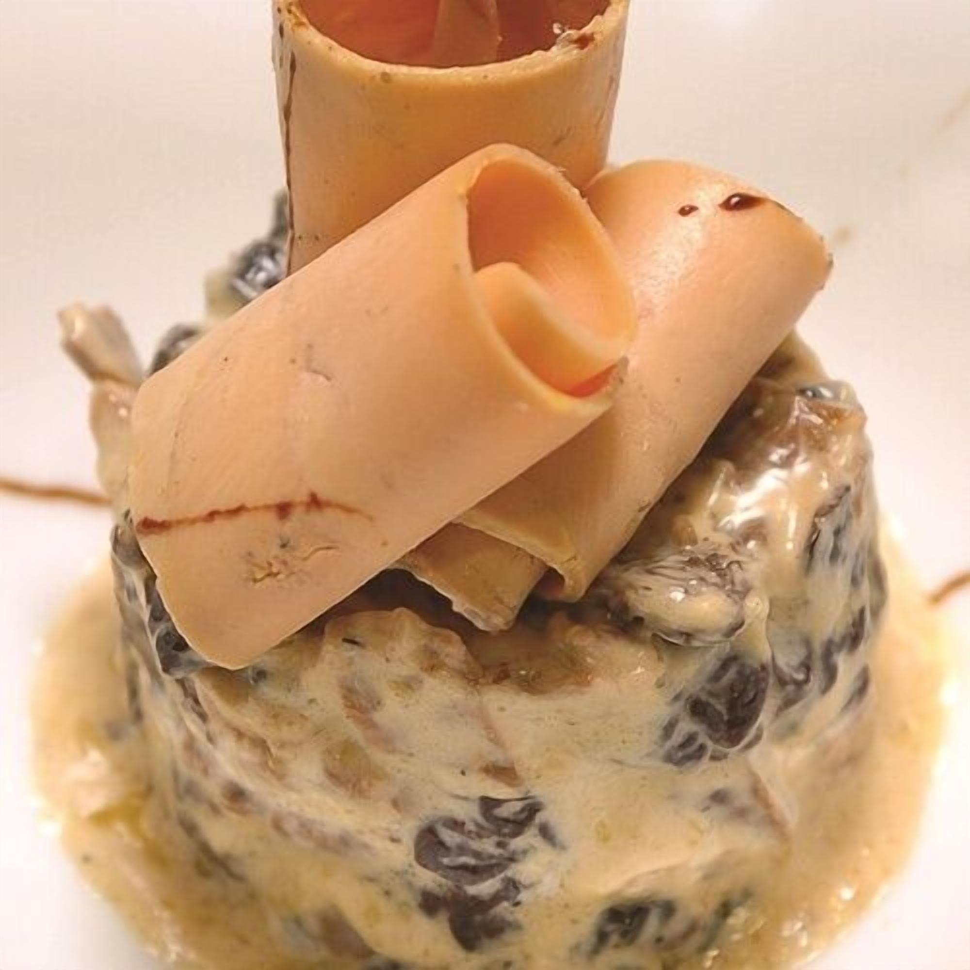 Un dessert composé d’une base crémeuse et d’une pâte feuilletée enroulée sur le dessus.