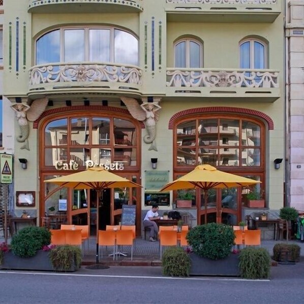 Outdoor dining - Hotel Pessets & Spa (Sort)