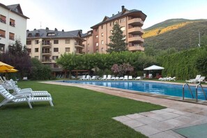 Indoor pool, outdoor pool, sun loungers - Hotel Pessets & Spa (Sort)
