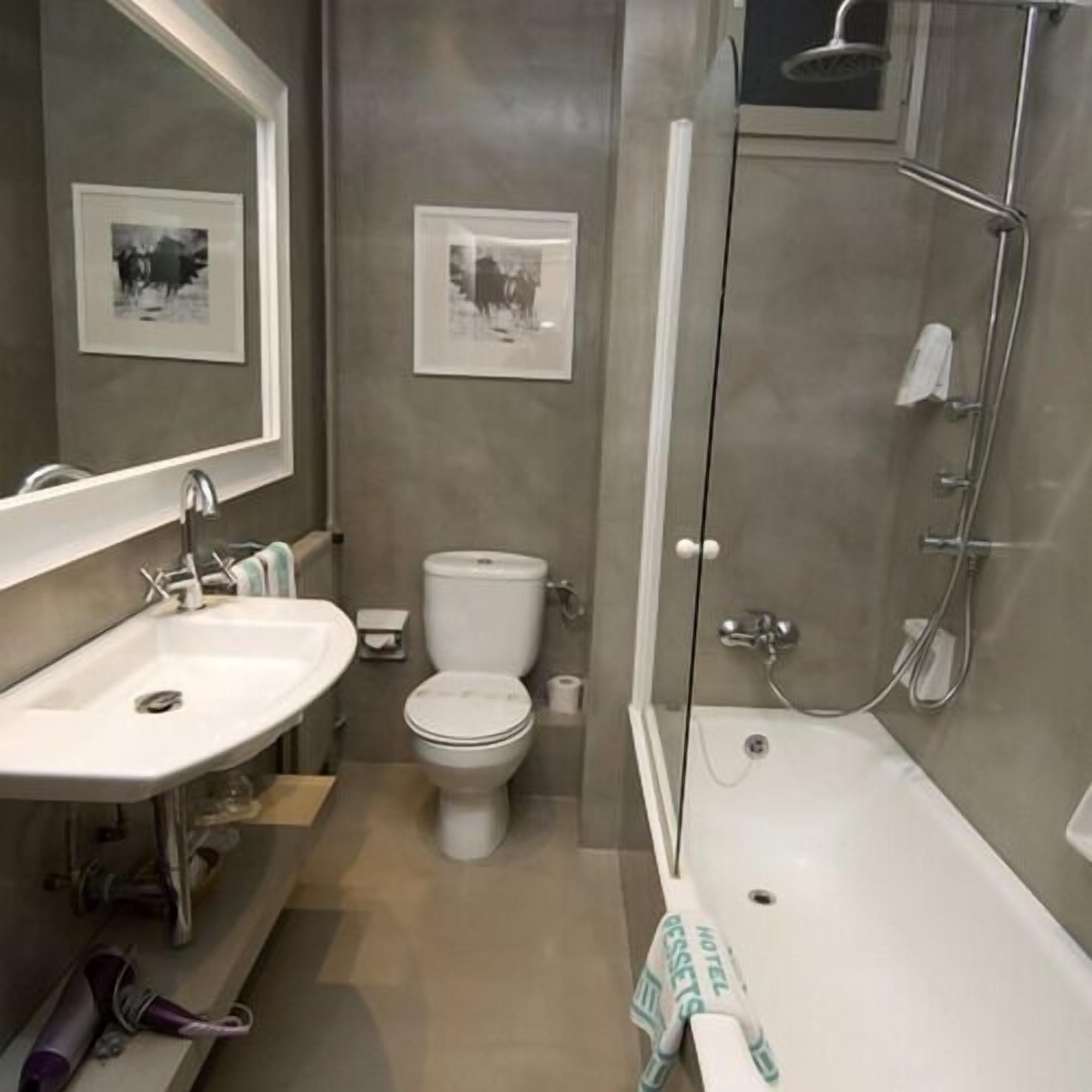 Ein modernes Badezimmer mit Waschbecken, Toilette und Badewanne.