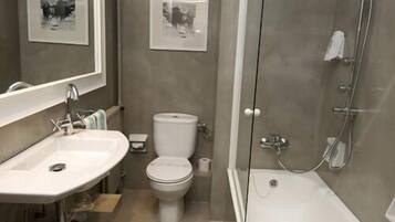 Ein modernes Badezimmer mit Waschbecken, Toilette und Badewanne.