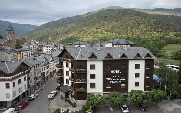 A hotel with a spa and restaurant, surrounded by a mountainous landscape. - Hotel Pessets & Spa (Sort)