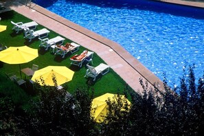 室內泳池、室外泳池；躺椅