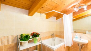 Family Apartment (2 pax) | Bathroom | Shower, hair dryer, bidet, towels - Agriturismo ca'baccan (Cavallino-Treporti)