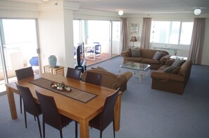 Smart TV, DVD player - Marriner Views (Surfers Paradise)