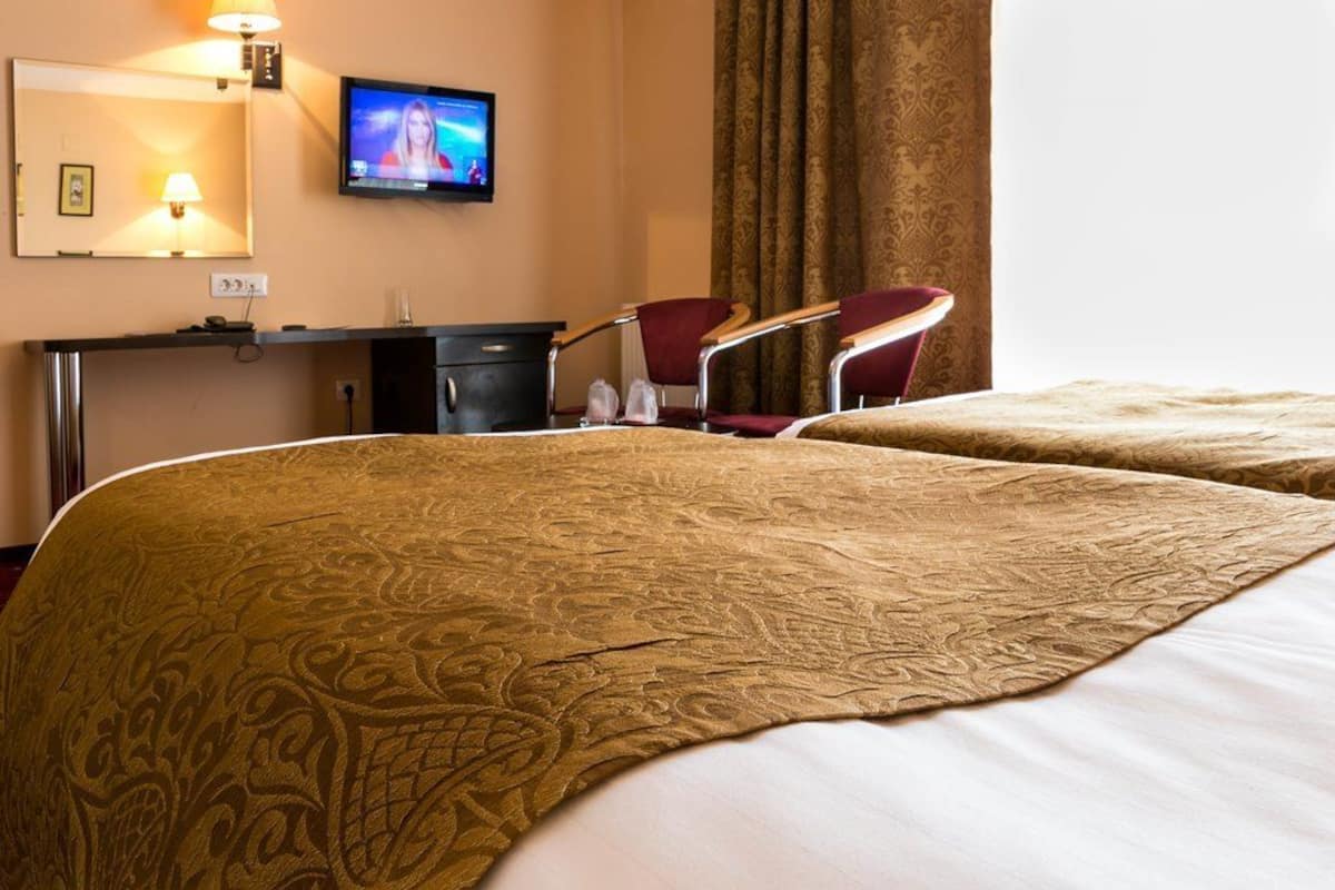 Minibar, odada kasa, masa, ütü/ütü masası