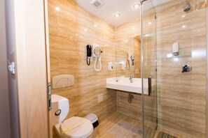 Suite Junior, 1 camera da letto | Bagno | Set di cortesia gratuito, asciugacapelli, asciugamani