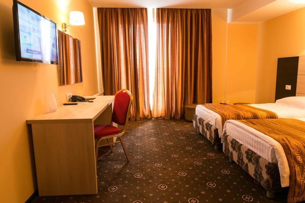 Minibar, odada kasa, masa, ütü/ütü masası