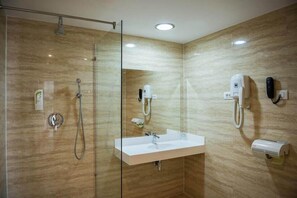 Double Room | Bathroom | Free toiletries, hair dryer, towels - Hotel Casa Muresan (Brasov)