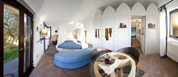 Minibar, caja de seguridad en la habitación y decoración personalizada 