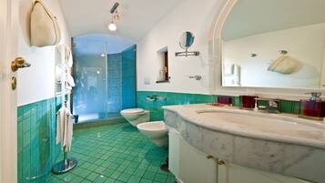 Classic-sviitti, merinÀköala, lisÀrakennuksessa | Kylpyhuone | Erillinen kylpyamme ja suihku, sadesuihkupÀÀ, hiustenkuivaaja, bidee