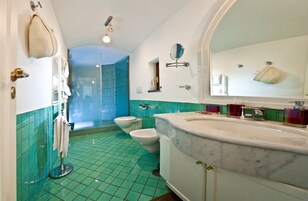 Classic Suite, Sea View, Annex Building | Bathroom | Separate bathtub and shower, rainfall showerhead, hair dryer, bidet