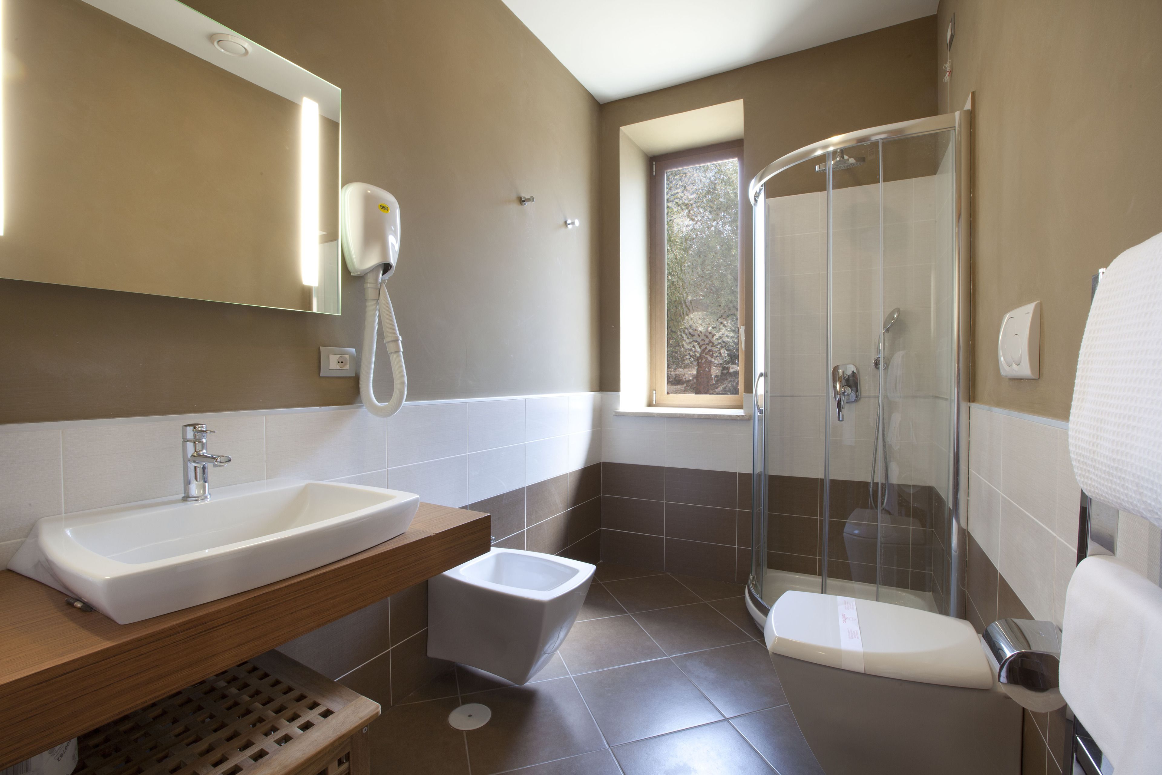 Baignoire et douche séparées, douche à « effet pluie », sèche-cheveux