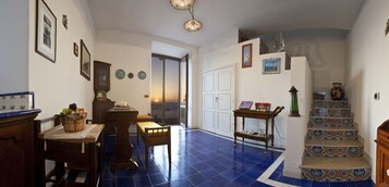 Minibar, caja de seguridad en la habitación y decoración personalizada 