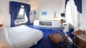 Deluxe-sviitti, merinÀköala, lisÀrakennuksessa | Minibaari, tallelokero huoneessa, yksilöllisesti sisustettu