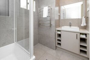 Villa, 3 Schlafzimmer, Flussblick | Badezimmer | Dusche, Haartrockner, Handtücher