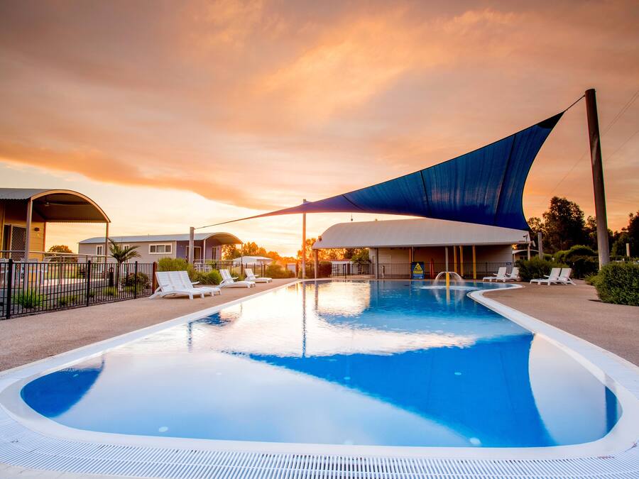 2 buitenzwembaden en ligstoelen