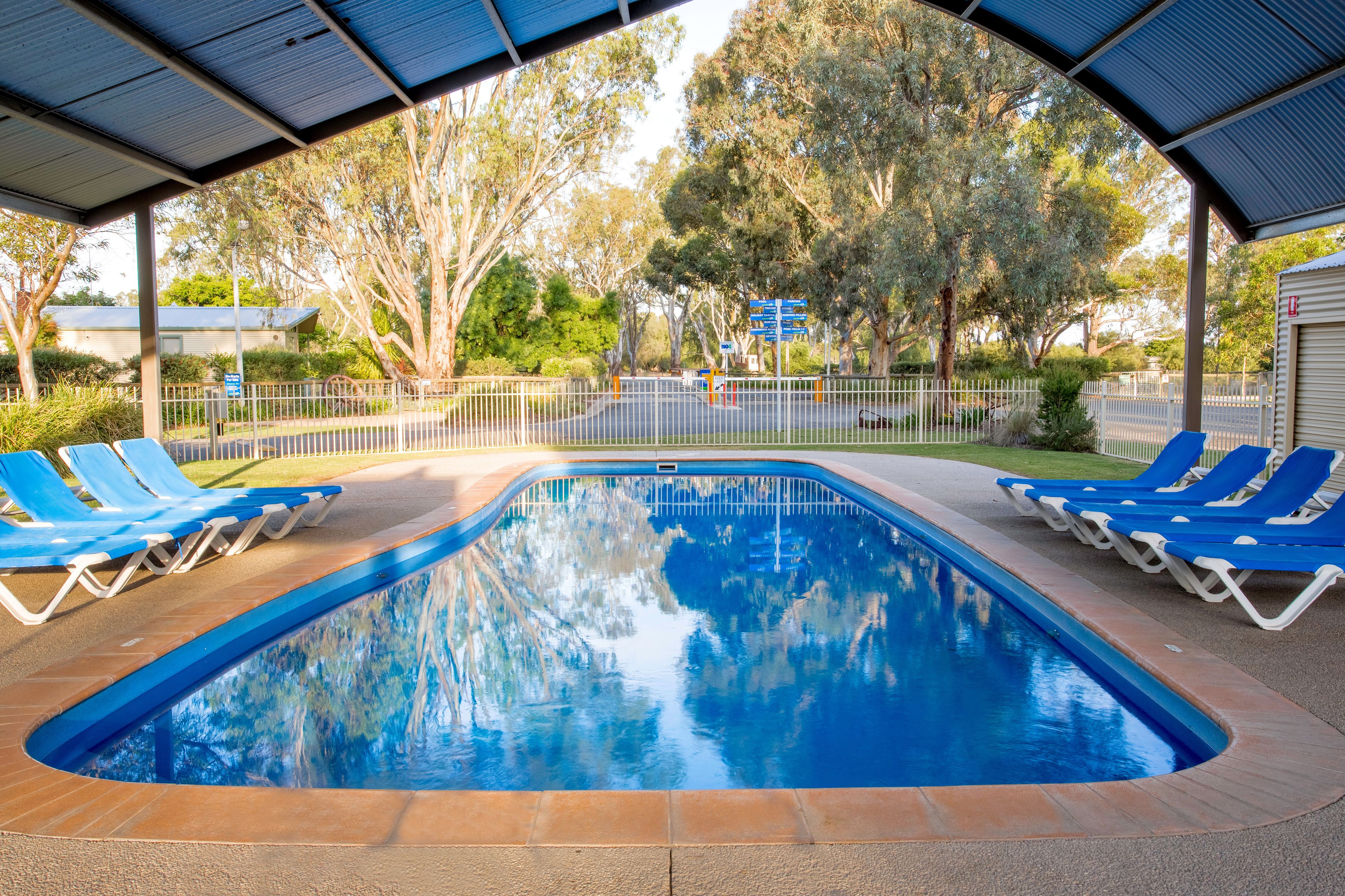 2 من حمّامات السباحة الخارجية، مقاعد للتشمس