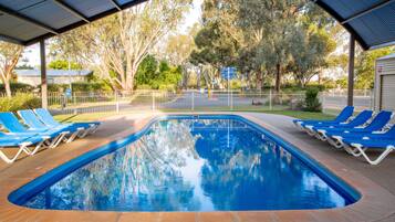 2 ulkouima-allasta, aurinkotuoleja