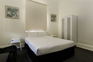 Waterloo Queen Pub Room | Pillowtop beds, desk, iron/ironing board, bed sheets - The Waterloo Bay Hotel (Wynnum)