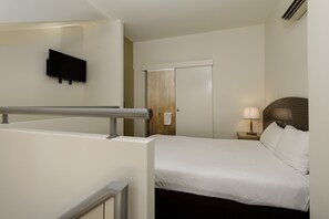 Berrima Queen Apartment | Pillowtop beds, desk, iron/ironing board, bed sheets