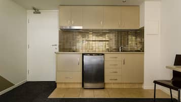 Berrima Queen Apartment | Private kitchenette
