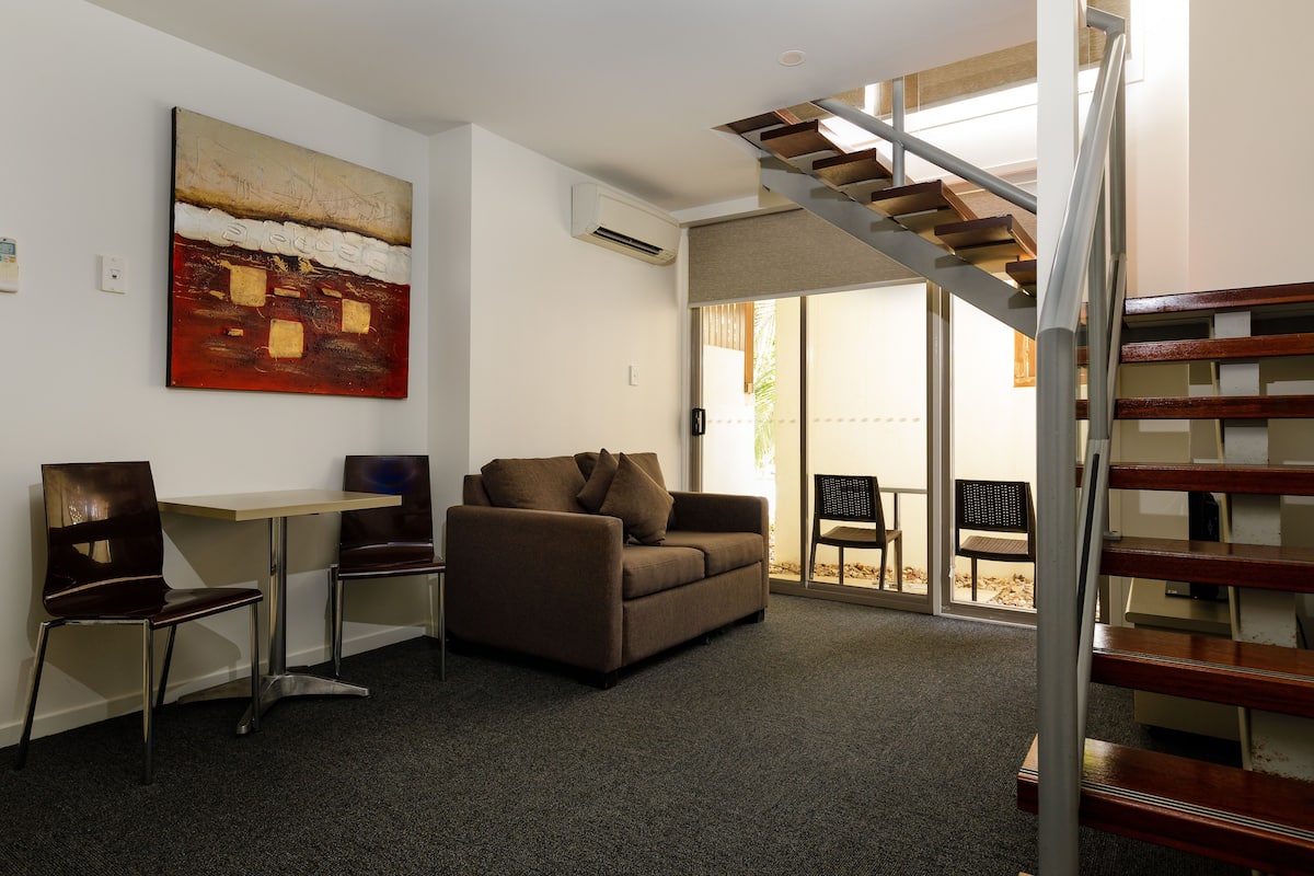 berrima queen apartment | 1 bedroom, pillow-top beds, desk, iron/ironing board