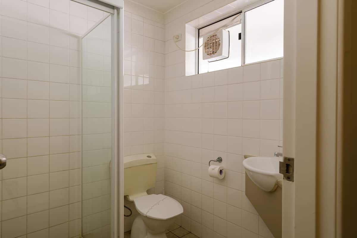 byrneside queen motel room | bathroom | free toiletries, towels