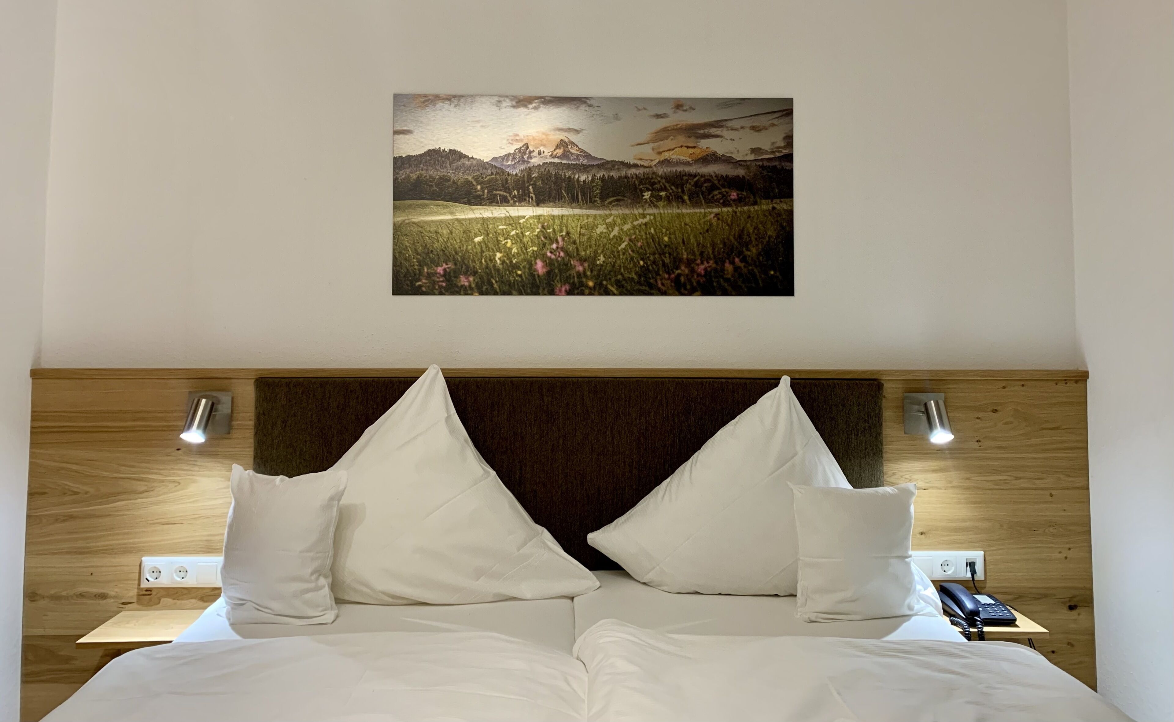 standard single room, 1 queen bed | hypo-allergenic bedding, minibar, in-room safe, desk