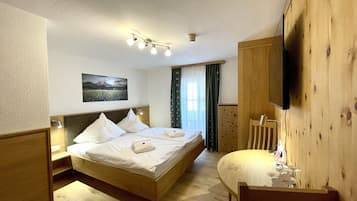 Standard Single Room, 1 Queen Bed | Hypo-allergenic bedding, minibar, in-room safe, desk