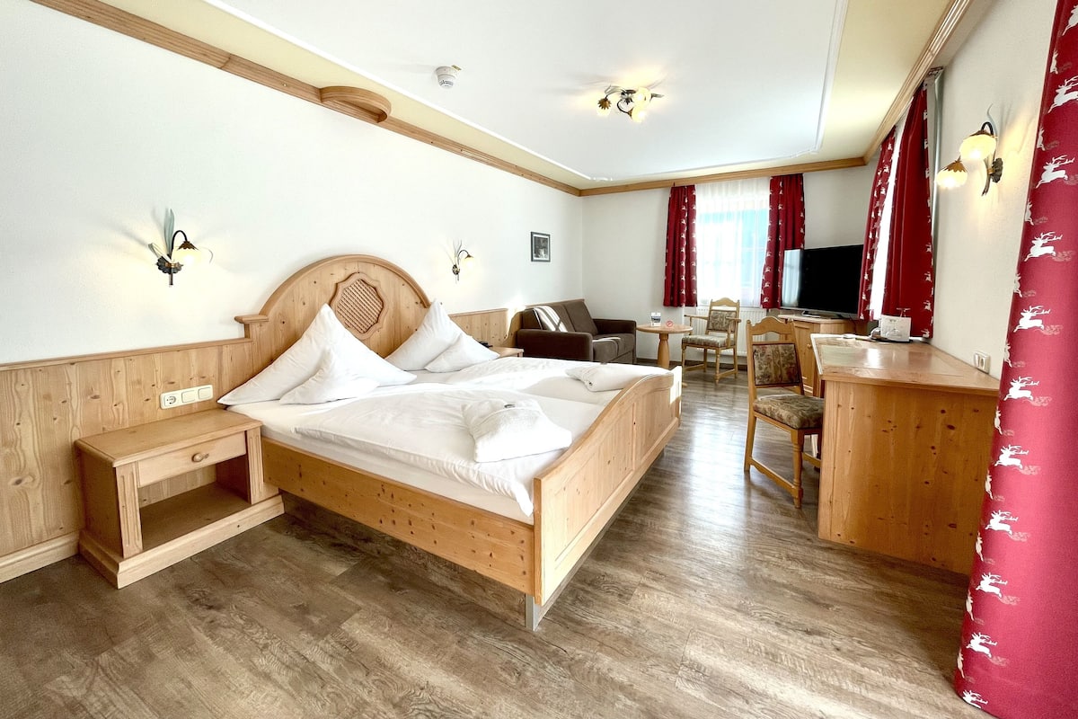 Habitación Confort con 2 camas individuales | Ropa de cama hipoalergénica, minibar, caja fuerte y escritorio