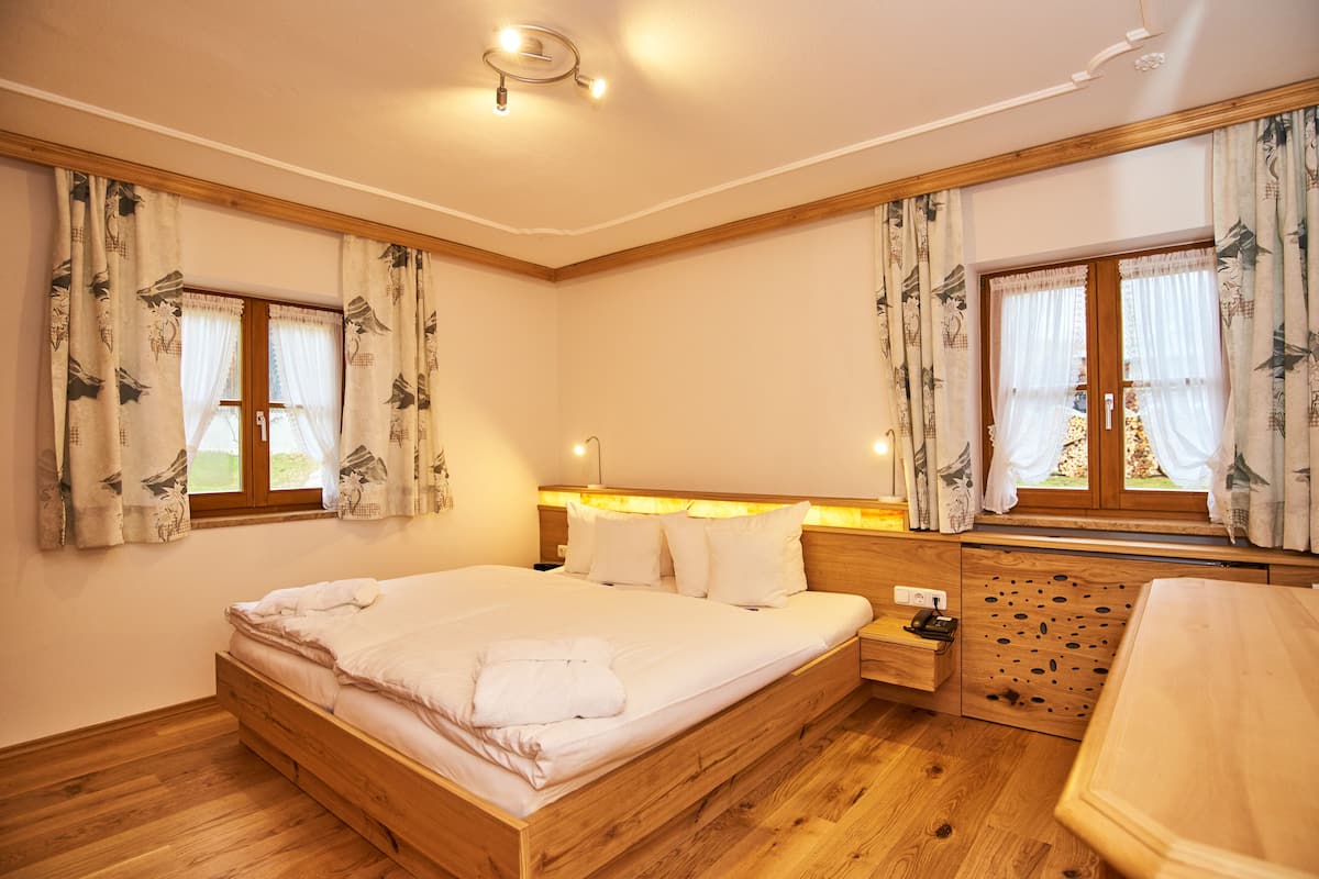 Phòng Suite phong cách cổ điển | Bộ đồ giường kháng dị ứng, minibar, két bảo mật tại phòng, bàn