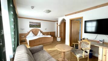 Comfort Twin Room | Hypo-allergenic bedding, minibar, in-room safe, desk