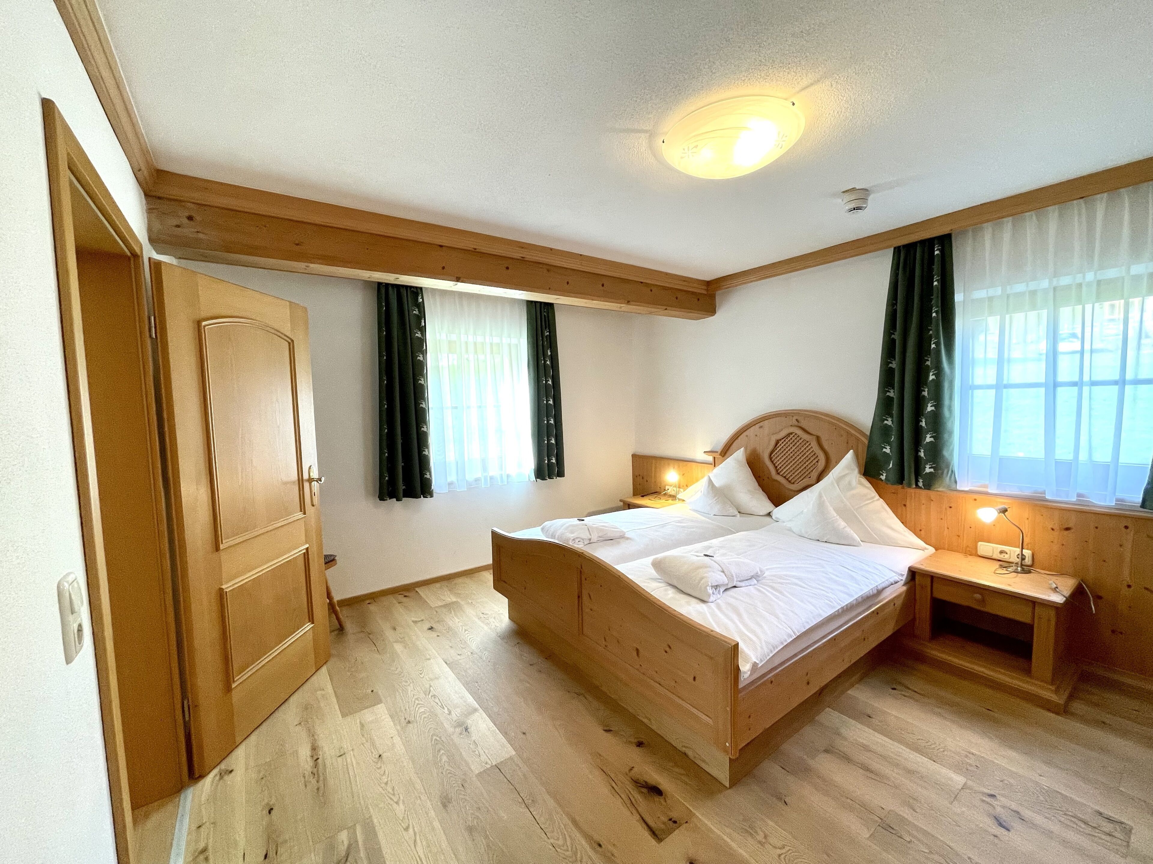 classic suite | hypo-allergenic bedding, minibar, in-room safe, desk