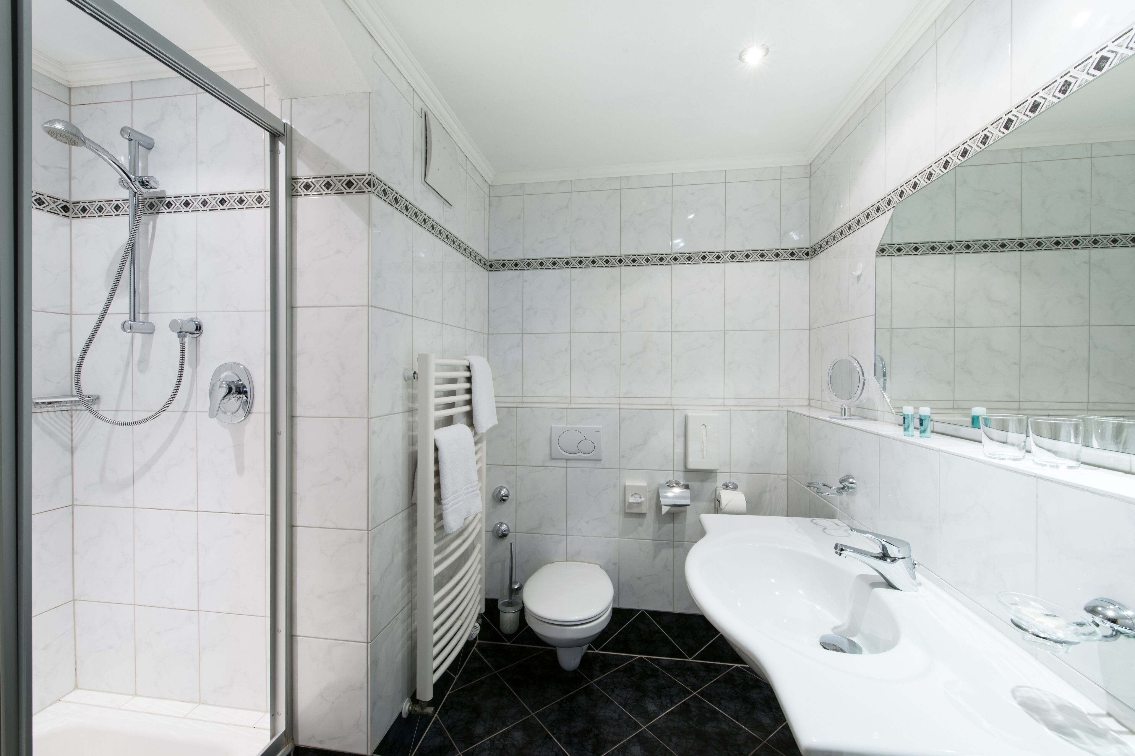 classic suite | bathroom | shower, free toiletries, hair dryer, bathrobes