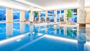 Innenpool, Außenpool (je nach Saison geöffnet), Liegestühle